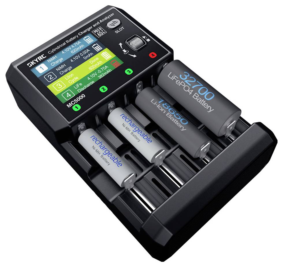 SKYRC MC3000 Ladegerät mit vier Steckplätzen, die verschiedene Batterietypen aufnehmen: 32650, 32700 und zwei wiederaufladbare AA-Batterien.