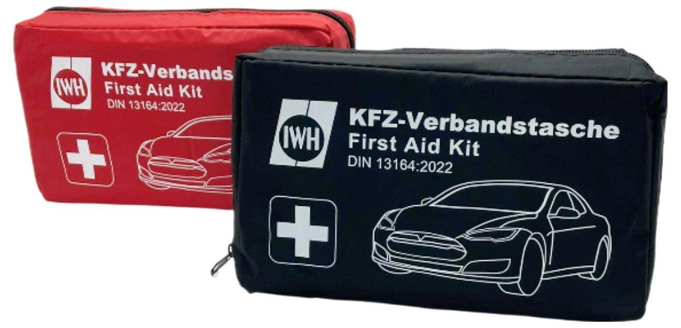 Zwei Erste-Hilfe-Sets mit Autoillustrationen. Ein rotes, beschriftet mit ‚KFZ Verbandskasten,' und ein schwarzes, beschriftet mit ‚KFZ-Verbandstasche.'