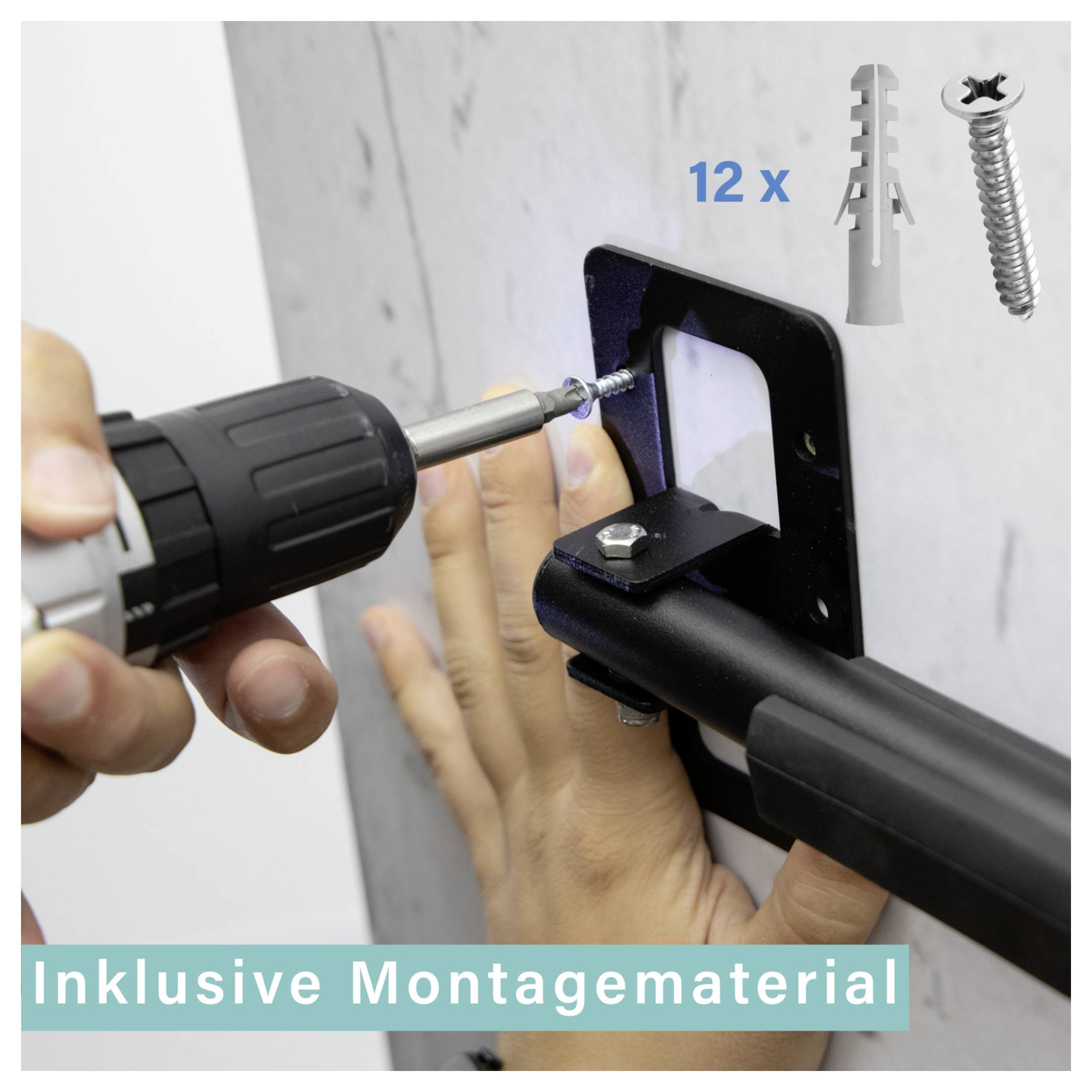 Hand montiert eine schwarze Halterung an der Wand mit Bohrmaschine und Schraube; oben rechts sind Dübel und Schraube mit '12x' abgebildet.