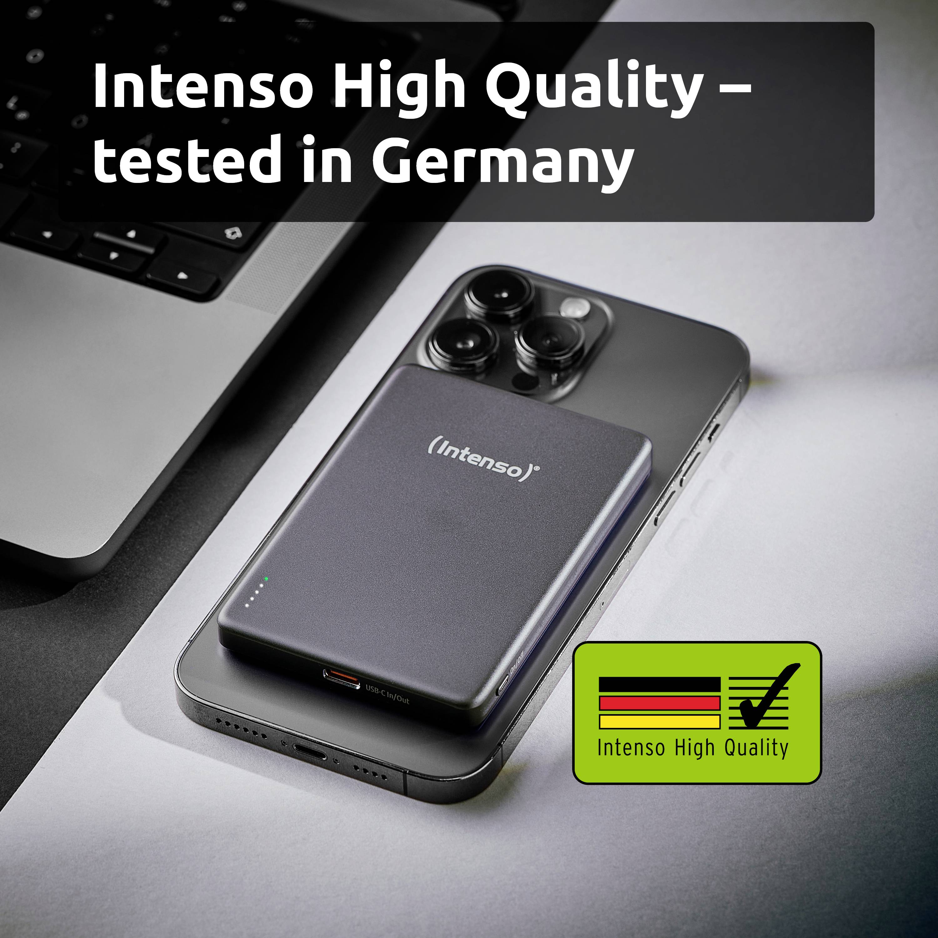 Smartphone auf einem Schreibtisch mit einer externen Batterie von 'Intenso' darauf. Text lautet: 'Intenso High Quality – in Deutschland getestet'.
