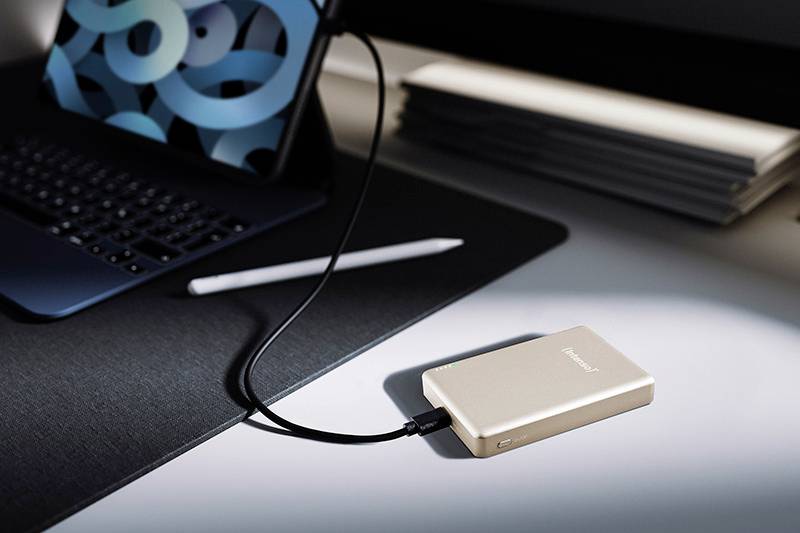 Ein Tablet und eine Tastatur auf einem Schreibtisch mit einem digitalen Stift. Ein externes Speichergerät ist über ein Kabel mit dem Tablet verbunden.