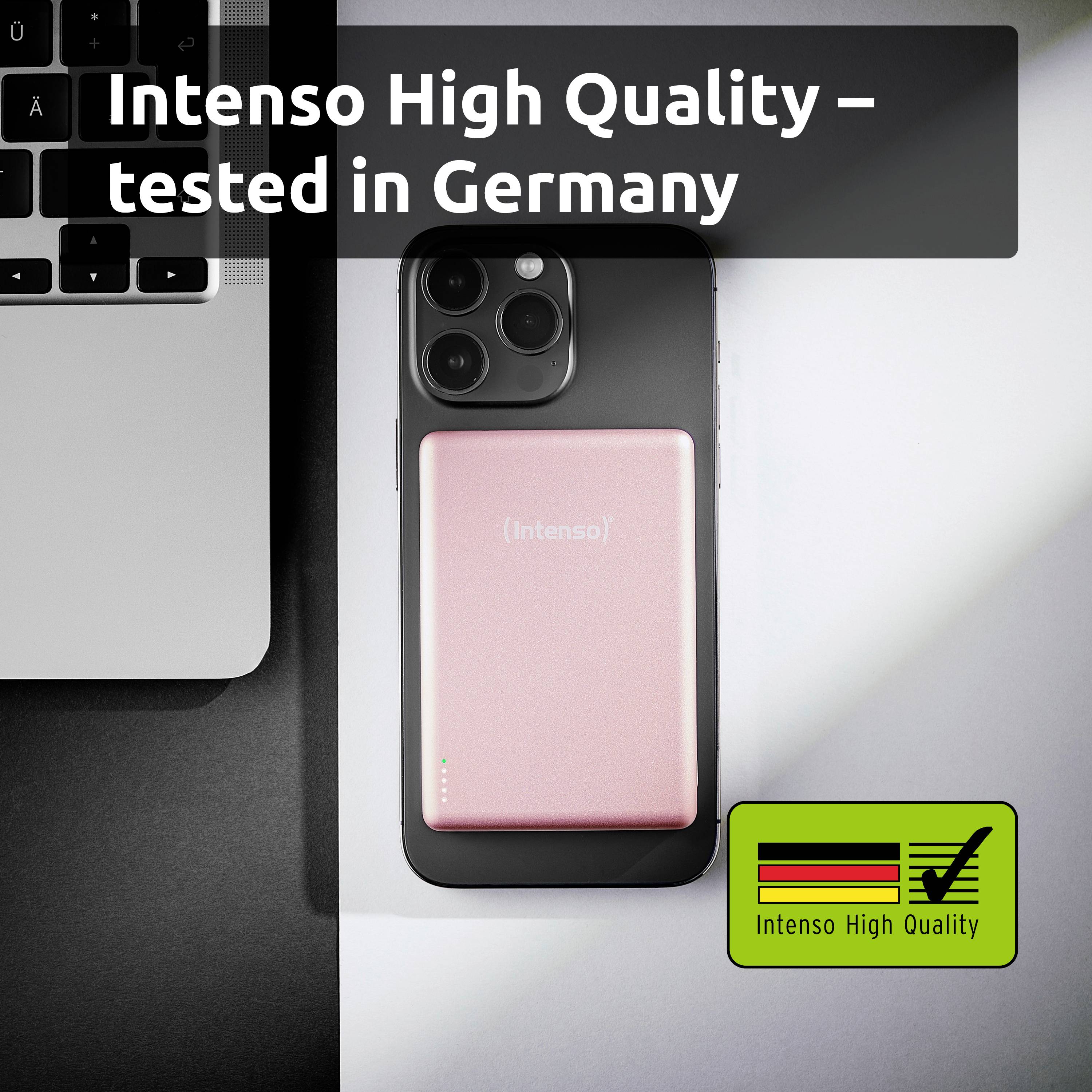 Ein Smartphone mit der Marke 'Intenso' liegt neben einem Laptop. Ein Etikett zeigt: 'Intenso High Quality – getestet in Deutschland' mit einem Qualitätssiegel.