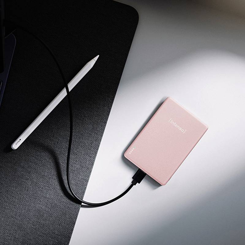 Eine pastellrosa externe Batterie mit der Aufschrift 