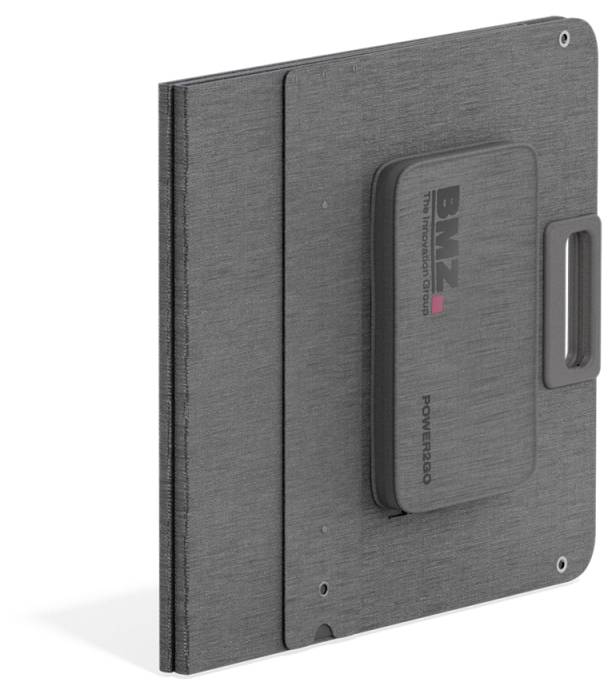 Ein schlanker, dunkelgrauer, strukturierter Powerbank mit der Bezeichnung 'BMZ Power2800' und einem Clip-Design, der sich zum Anbringen an Tablets oder Notebooks eignet.