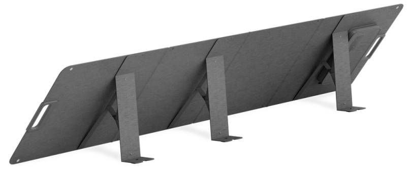 Ein faltbares Solarpanel mit mehreren Stützständern, entwickelt für mobile Energieerzeugung.