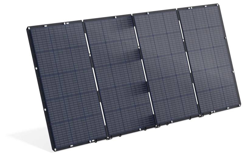 Ein tragbares, zusammenklappbares Solarmodul mit vier Segmenten, das vor einem weißen Hintergrund präsentiert wird und zum Aufladen von Geräten mit Solarenergie dient.