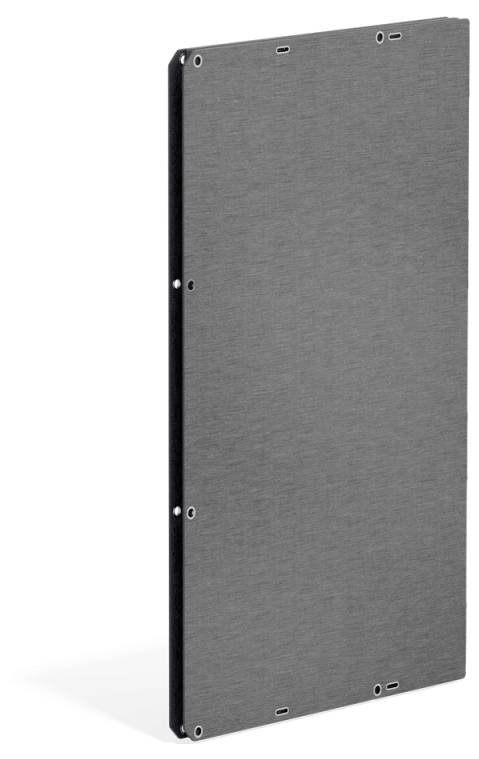 Ein rechteckiges, metallisches Panel mit strukturierter Oberfläche, das kleine Befestigungslöcher entlang seiner Kanten aufweist und in einem schrägen Winkel aufgestellt ist.