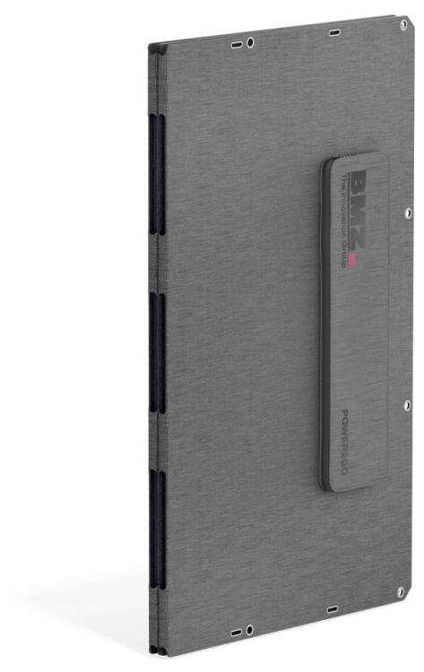 Ein schlankes, schwarzes, rechteckiges Objekt mit metallischem Finish und einem zentralen erhabenen Streifen, auf dem 'BliTz' markiert ist und das einem flachen technischen Gerät ähnelt.