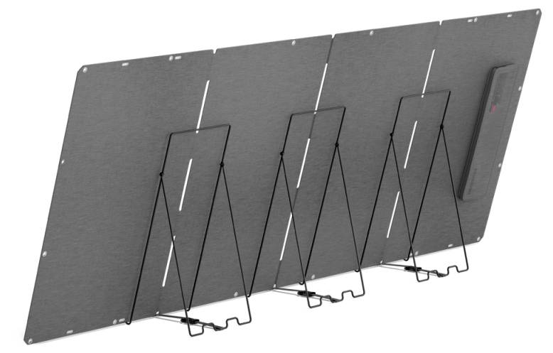 Ein zusammenklappbares Solarpanel mit grauer Metalloberfläche und verstellbaren schwarzen Metallständern, entwickelt für mobile Energieerzeugung.