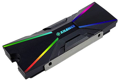 Eine schwarze Computer-Hardwarekomponente mit farbenfrohen LED-Akzenten, auf der in der Mitte die Marke 'Xilence' zu sehen ist.