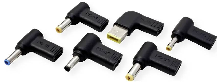 Verschiedene schwarze Netzteile mit unterschiedlichen Steckerspitzen, von PC-01 bis PC-05 beschriftet, in zwei Reihen auf weißem Hintergrund angeordnet.
