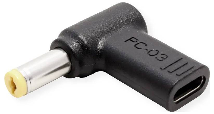 Ein schwarzer USB-C zu Hohlstecker-Winkeladapter mit der Bezeichnung 'PC-03', der zum Verbinden von Geräten mit unterschiedlichen Stromanschlusstypen verwendet wird.