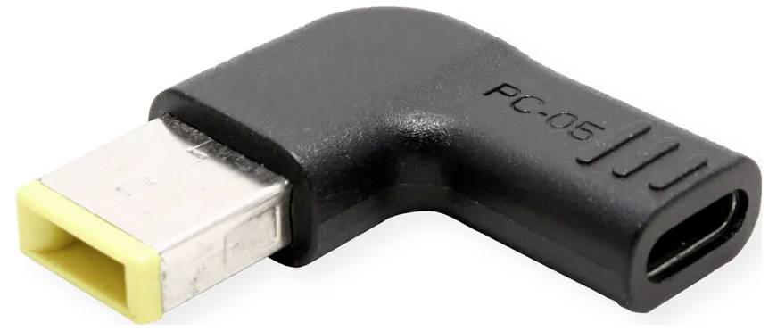 Ein schwarzer USB-Winkeladapter mit rechteckigem Stecker und gelber Anschlussspitze. Der Adapter hat die Aufschrift 