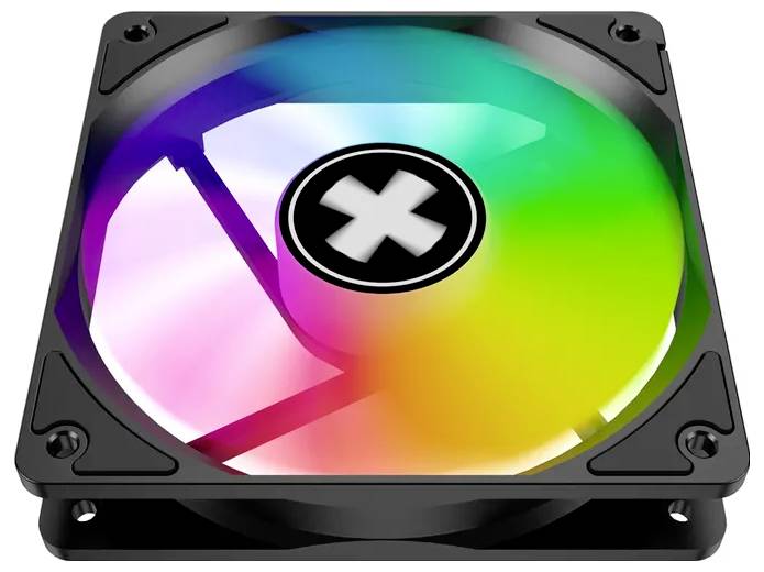 Ein Computergehäuselüfter mit mehrfarbiger RGB-Beleuchtung, der ein zentrales schwarz-weißes Logo mit einer Kreuzdesign-Gestaltung aufweist.