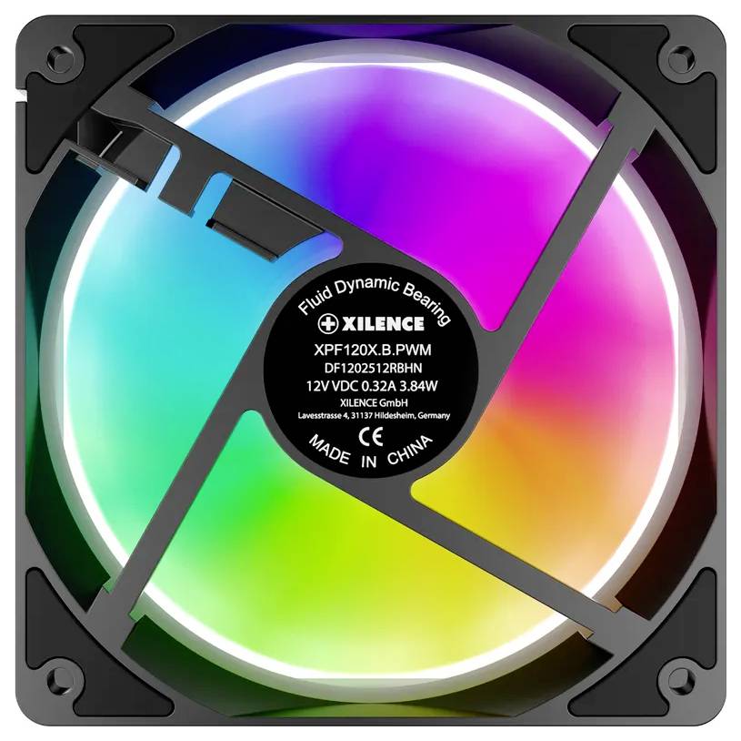 Ein Computer-Kühlventilator mit mehrfarbigen LED-Lichtern, versehen mit der Aufschrift 'XILENCE' und Modelldetails auf der zentralen schwarzen Nabe.