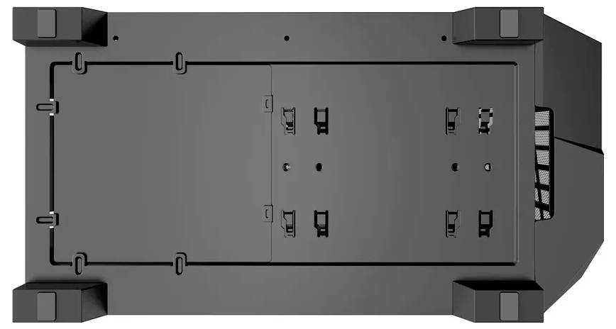 Das Bild zeigt die Unterseite eines schwarzen elektronischen Geräts, höchstwahrscheinlich einer Spielkonsole oder eines Computers, mit Belüftungsschlitzen und Befestigungspunkten.