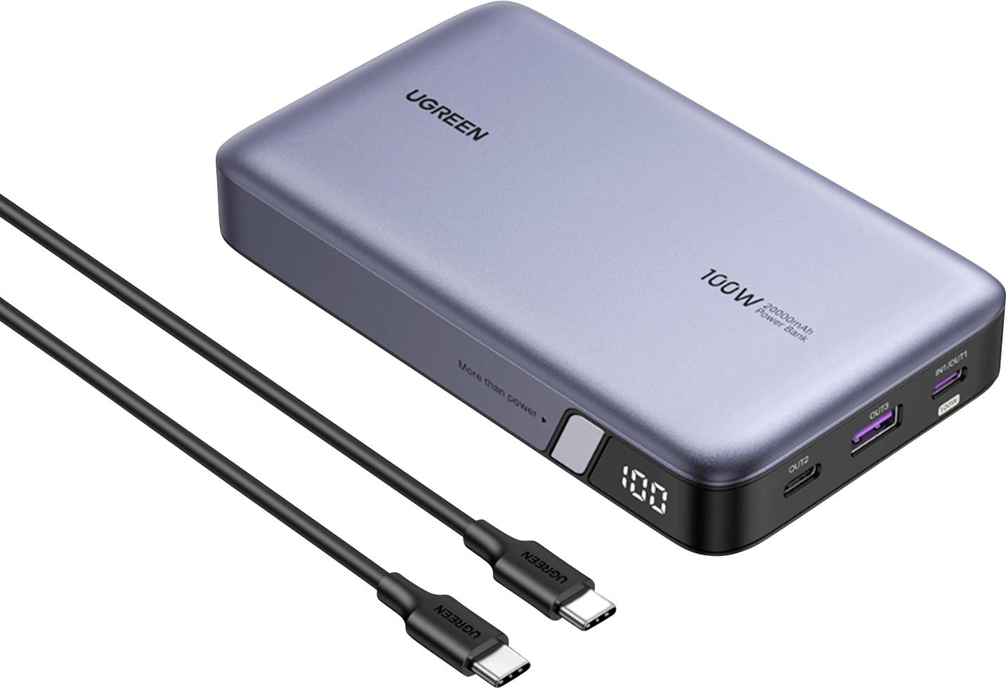 Ein silberner Powerbank mit 'UGREEN' Branding, die eine 100-W-Ladeleistung zeigt, zwei USB-Ausgänge und eine digitale Stromanzeigevorrichtung, zusammen mit zwei USB-C-Kabeln.