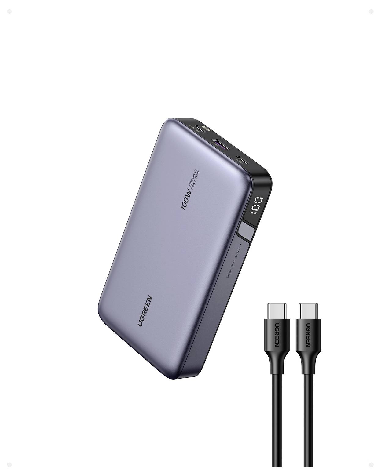 Eine silberne tragbare Powerbank mit einer digitalen Anzeige, die den Batteriestand auf der Seite zeigt, und zwei schwarzen USB-C-Kabeln, die daneben liegen.