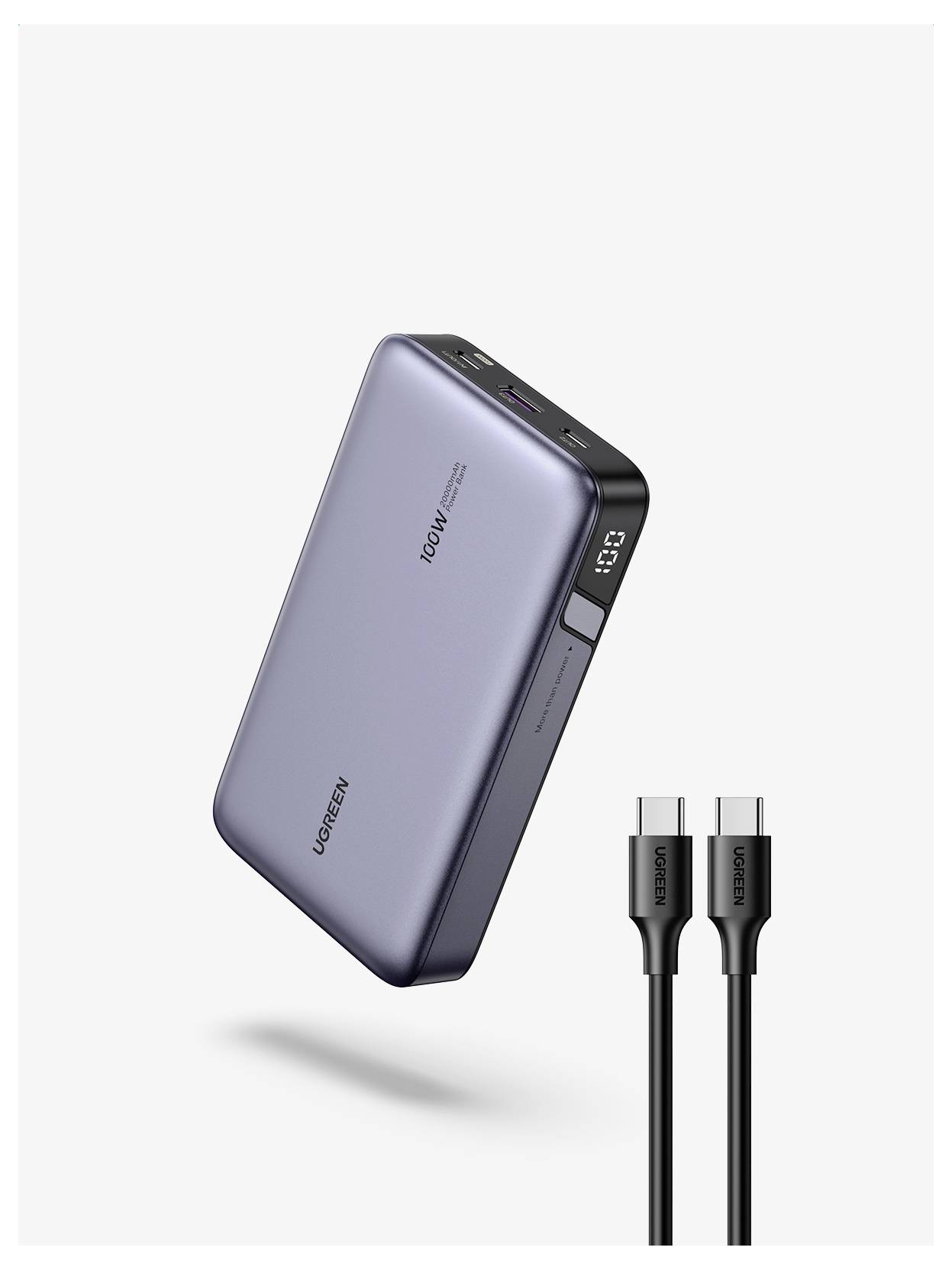 Eine schlanke, silberne Powerbank mit einer digitalen Anzeige, die '50%' zeigt. Begleitet von zwei schwarzen USB-C-Kabeln.