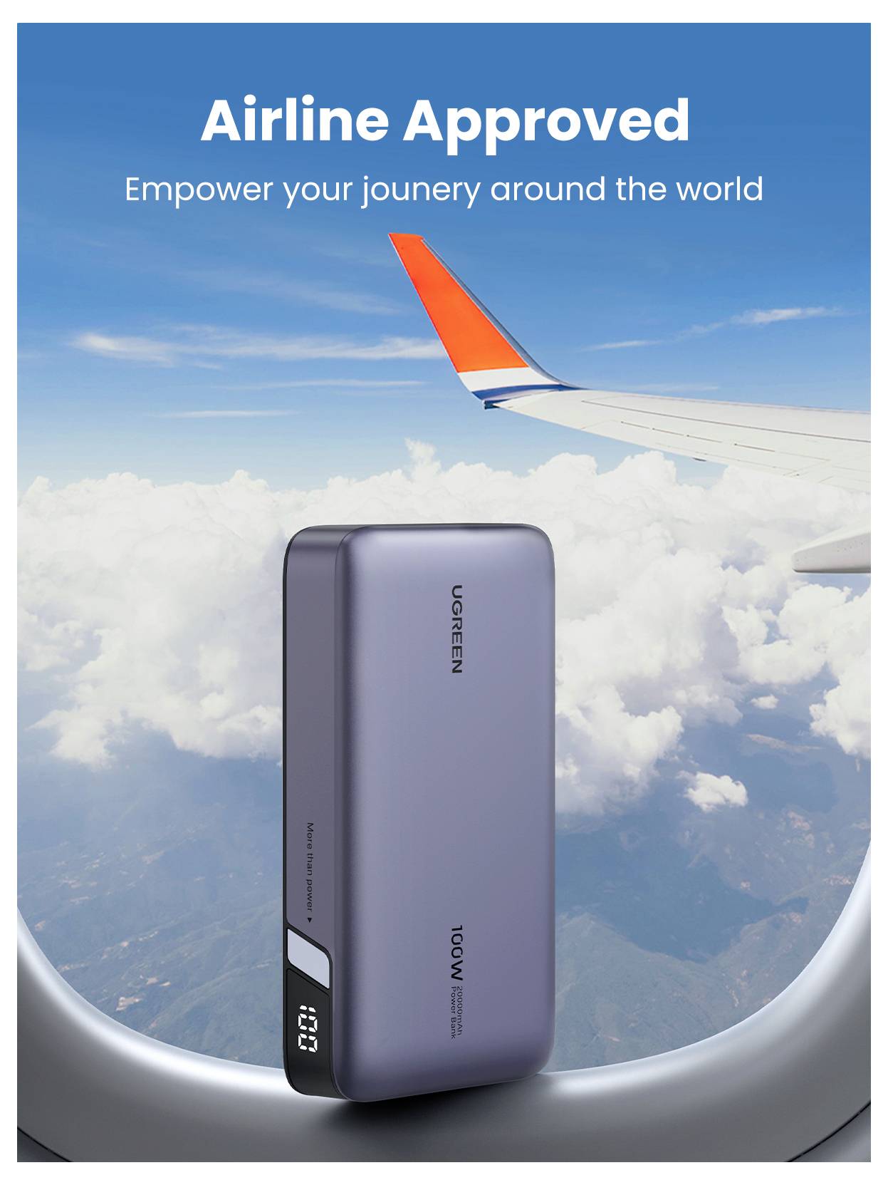 Eine Powerbank liegt neben einem Flugzeugfenster, mit Wolken und einem Flügel, der draußen sichtbar ist. Text liest sich: 'Für die Luftfahrt zugelassen' und 'Ermöglichen Sie Ihre Reise um die Welt'.