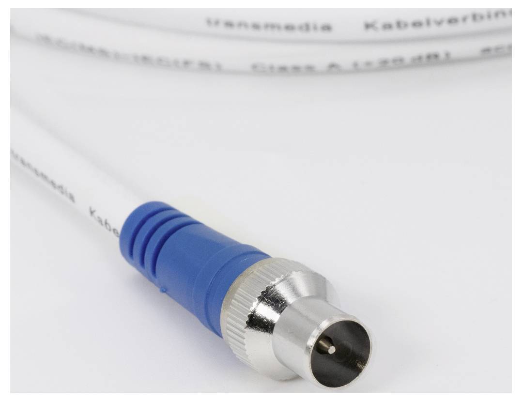 Ein weißes Koaxialkabel mit einem blauen Anschlussende, das auf einer hellen Oberfläche liegt.