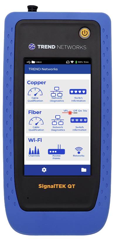 Tragbares Netzwerk-Testgerät mit einer Bildschirmanzeige, die Optionen für 'Kupfer', 'Glasfaser' und 'WLAN' für Tests und Diagnosen zeigt.
