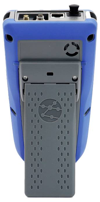 Ein blaues und graues elektronisches Gerät mit Anschlüssen an der Oberseite und einem klappbaren Ständer an der Rückseite, das für Test- oder Messzwecke verwendet wird.