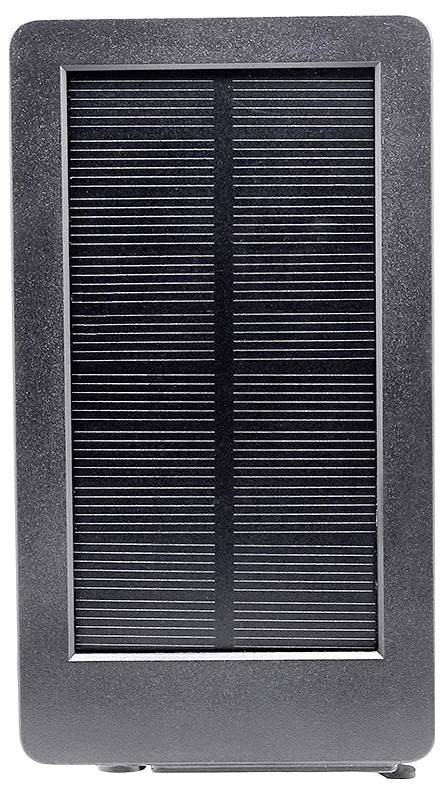 Ein rechteckiges schwarzes Solarmodul mit horizontalen Linienmuster, montiert auf einem kleinen, tragbaren Gestell.