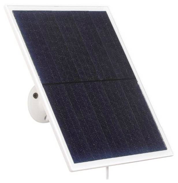 Ein Solarpanel, das in einem Winkel montiert und nach innen gerichtet ist, wird typischerweise verwendet, um Sonnenenergie zu erfassen und in Elektrizität umzuwandeln.
