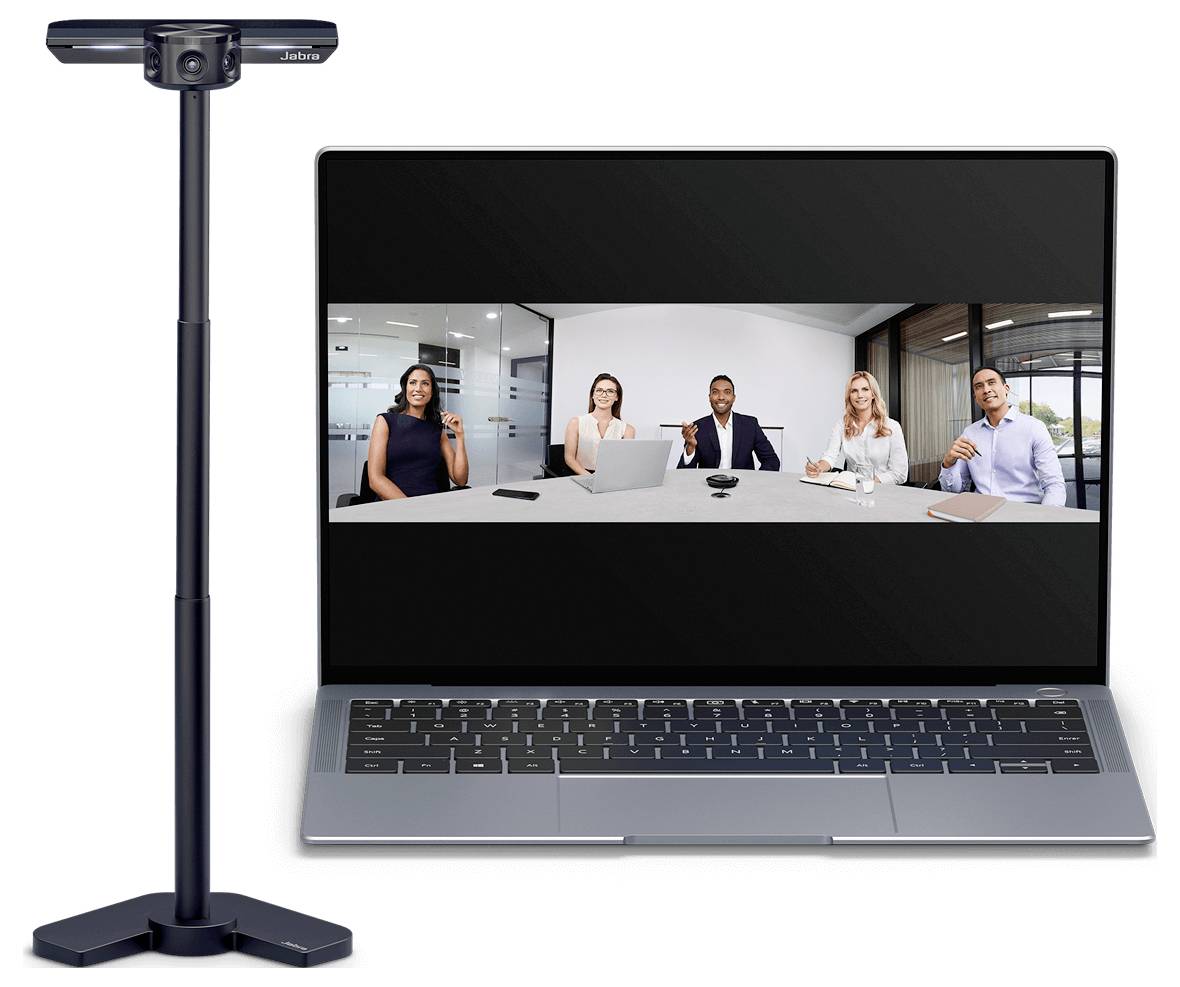 Ein Laptop, der eine Videokonferenz mit fünf Personen in einer Büroumgebung zeigt, neben einer Kamera auf einem hohen, verstellbaren Stativ.