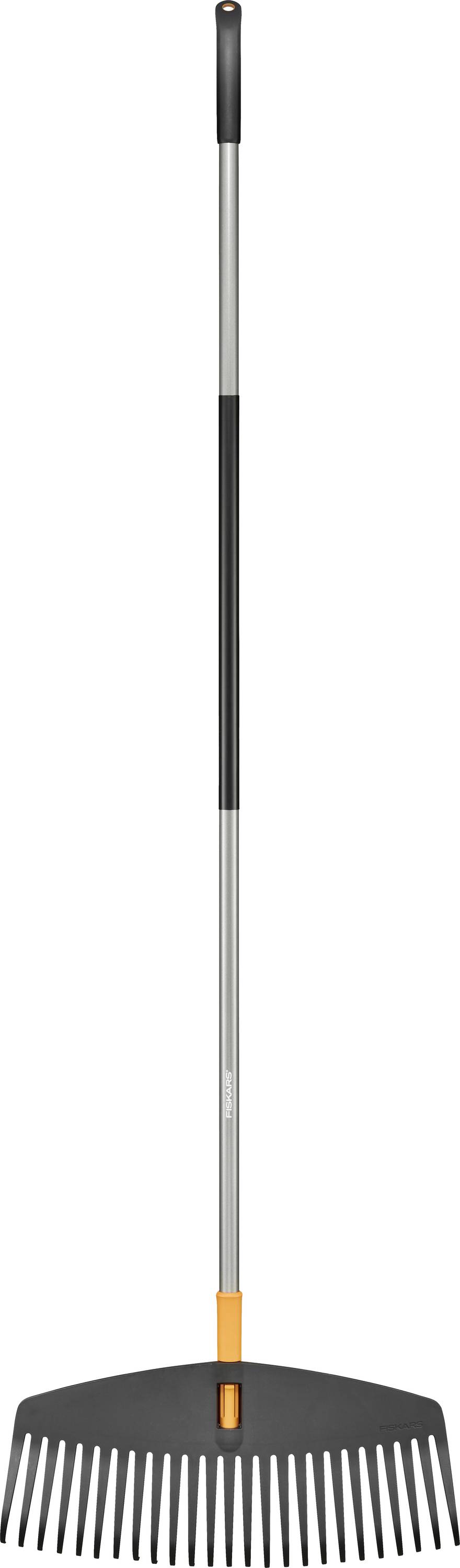 Ein langstieliger Gartenrechen mit schwarzem Griff und breitem, orangefarbig abgesetztem Kopf mit mehreren gebogenen Zinken zum Sammeln von Laub oder Ablagerungen.