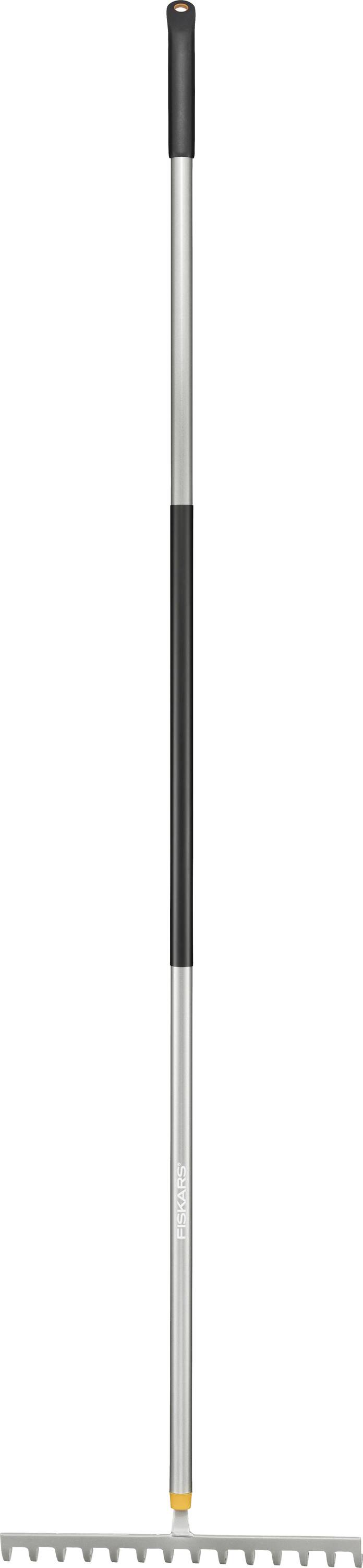 Gartenrechen mit langem Metallgriff und schwarzem Griff, ausgestattet mit einer Reihe von Metallzinken am unteren Ende zum Ebnen von Erde oder Zusammenrechen von Blättern.