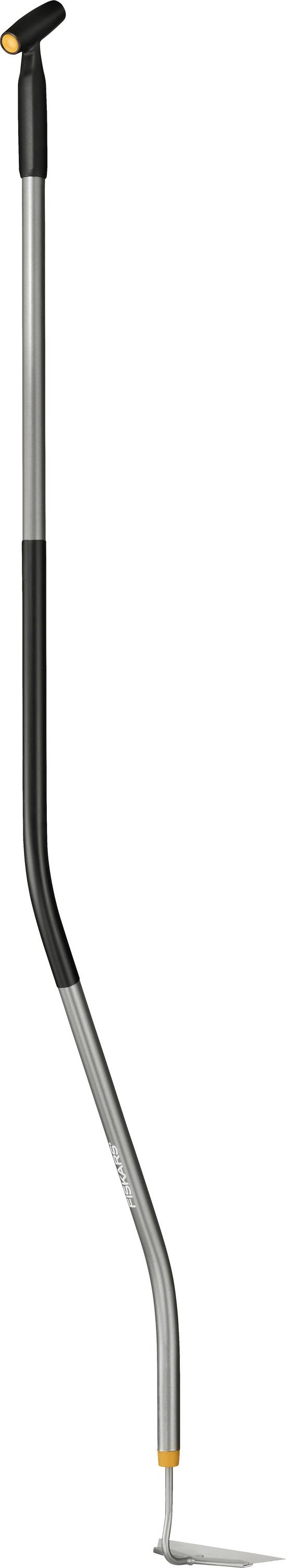 Ein langer, ergonomisch gestalteter Gartenwerkzeug zum Unkrautentfernen mit einem schwarzen Griff und silberfarbenem Schaft, ausgestattet mit einer scharfen, flachen Metallklinge an der Basis.