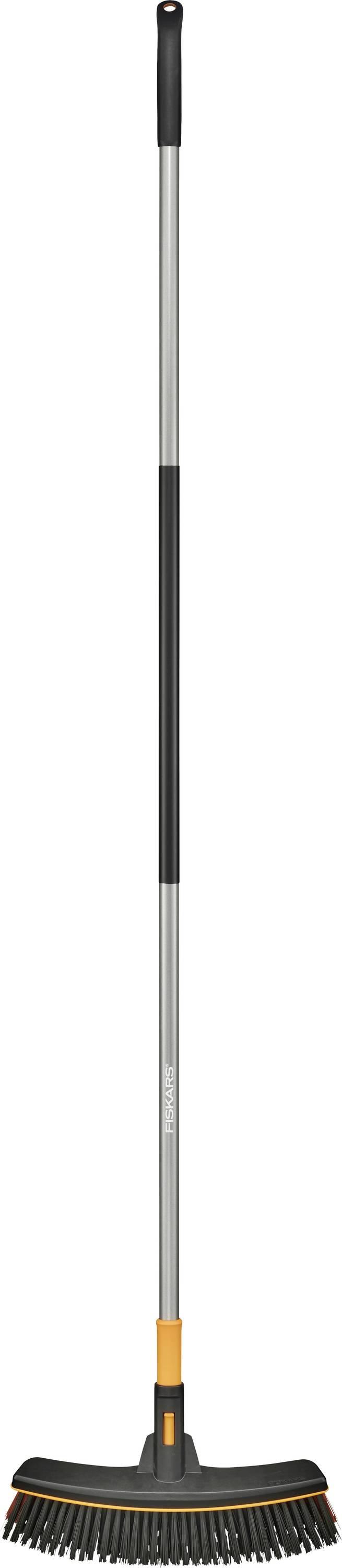 Eine Besen mit einem langen Metallgriff und schwarzen Borsten, die für den Außeneinsatz konzipiert ist.