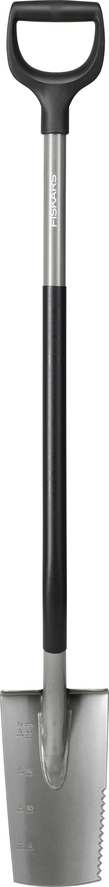 Ein Metallspaten mit einem schwarzen D-förmigen Griff, einem schwarzen Griffstück und einer spitzen Klinge.
