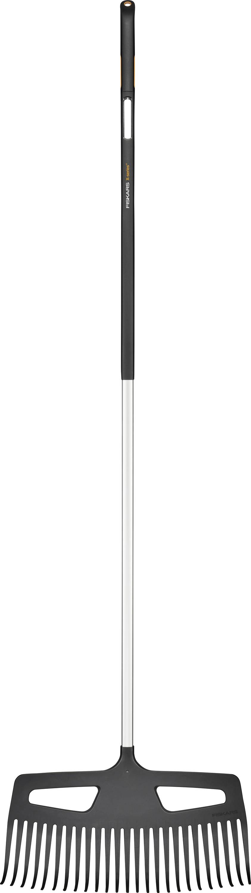 Ein schwarzer und silberner Gartenrechen mit langem Stiel und breitem Kopf mit mehreren Zinken. Entwickelt zum Sammeln von Laub oder Ablagerungen.
