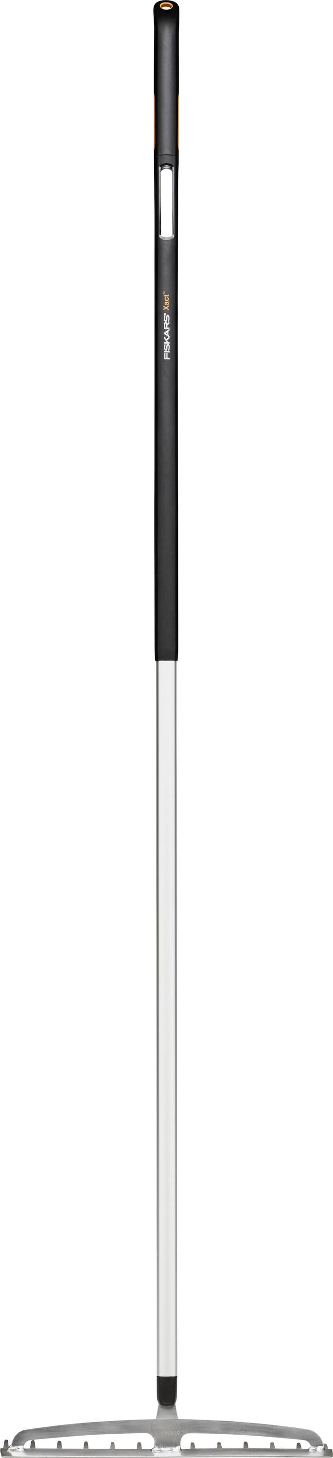 Ein langstieliger Rechen mit einem Metallkopf und schwarzem Griff, entwickelt für Gartenarbeiten wie das Planieren von Erde und Verteilen von Materialien.