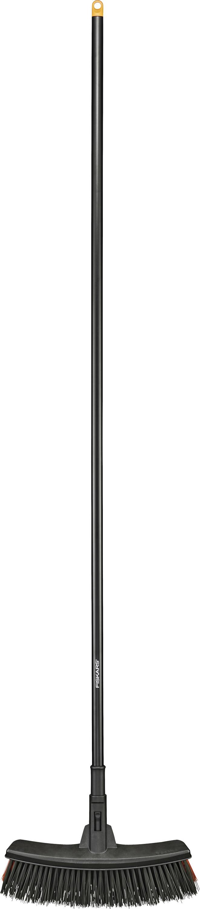 Ein schwarzer Schubbesen mit langem Stiel und breitem Borstenkopf, geeignet zum Kehren von Innen- und Außenflächen.