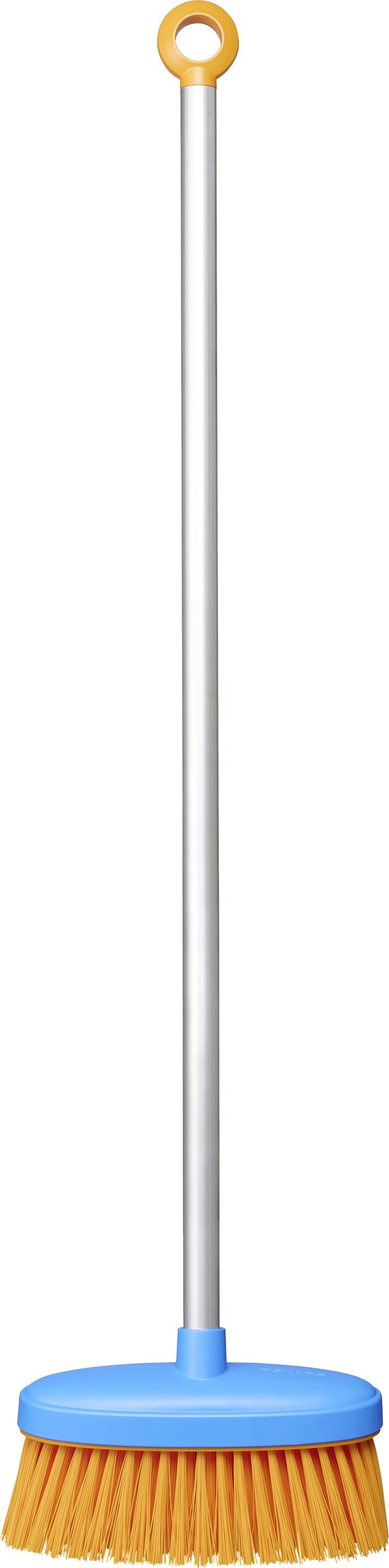 Ein Besen mit blauer Basis und orangefarbenen Borsten, versehen mit einem langen silbernen Griff und einem gelben Ring an der Spitze zum Aufhängen.
