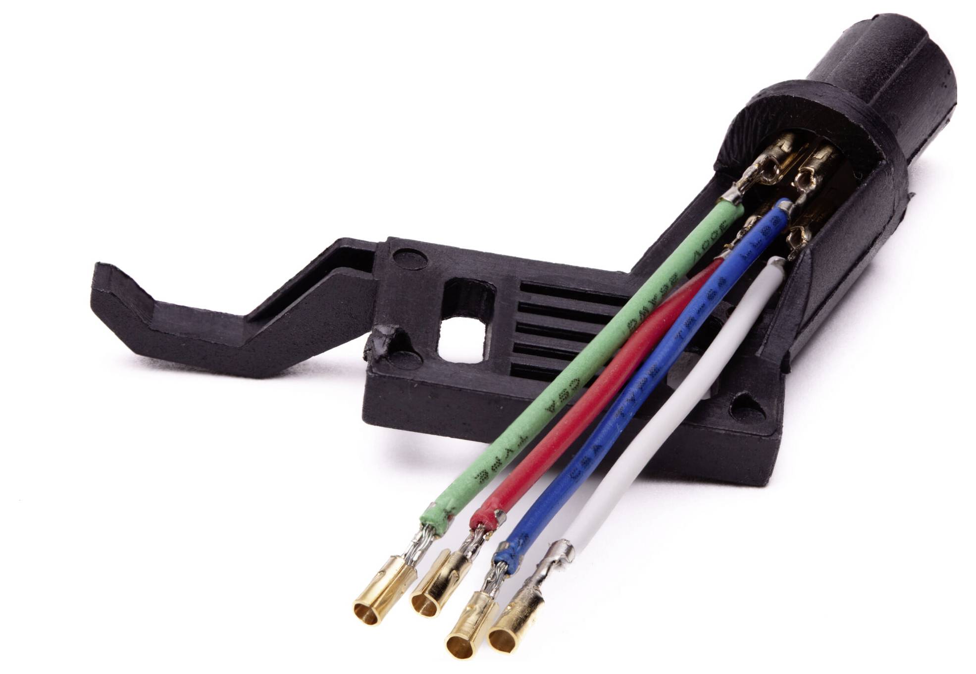 Eine Nahaufnahme einer mehrfarbigen Kabelkonstruktion mit einem schwarzen Anschlussgehäuse und freigelegten Drahtenden.