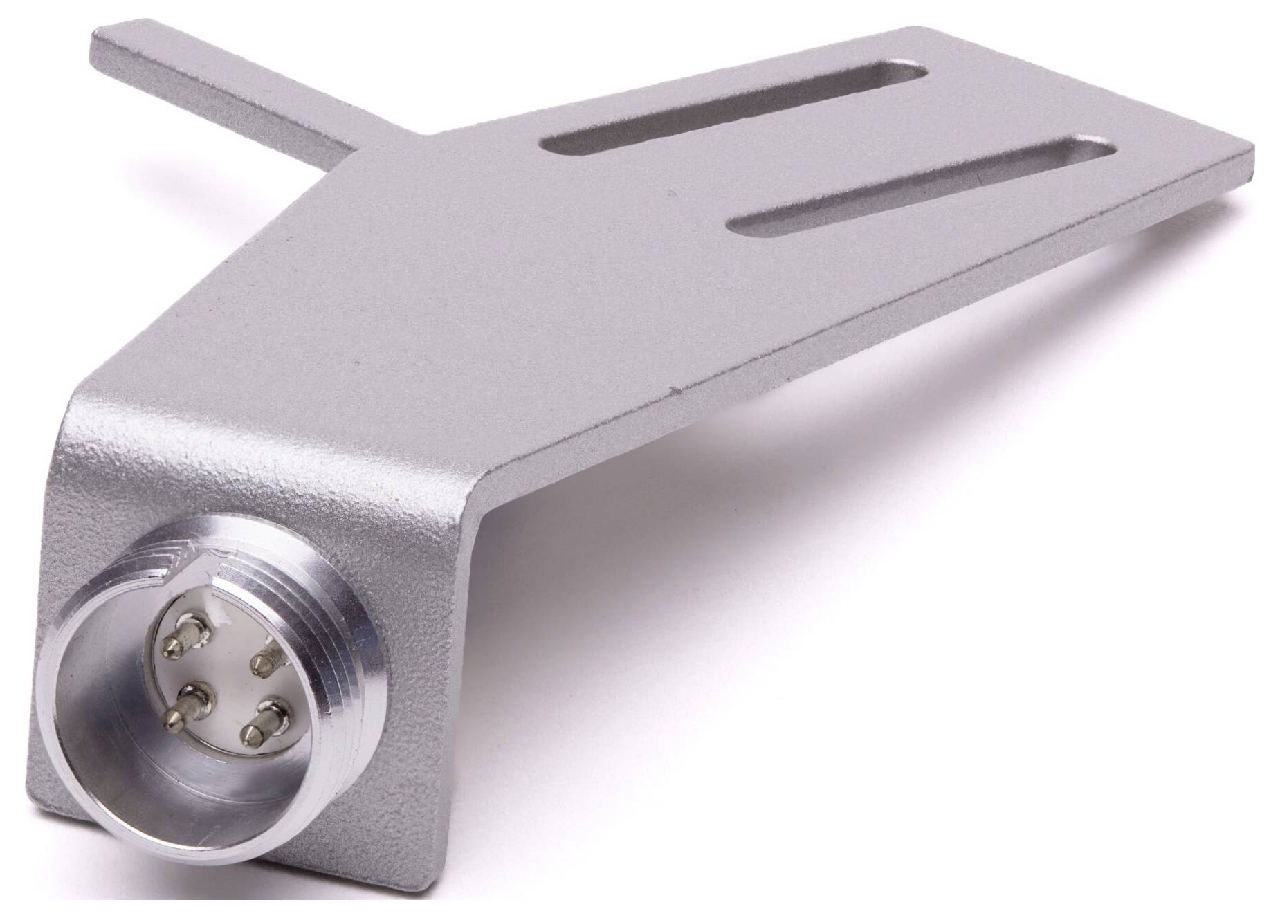 Eine silberne Plattenspieler-Headshell mit Metallgehäuse und vier Anschlusspins. Sie ist für die Befestigung an einem Tonarm zum Abspielen von Schallplatten konzipiert.