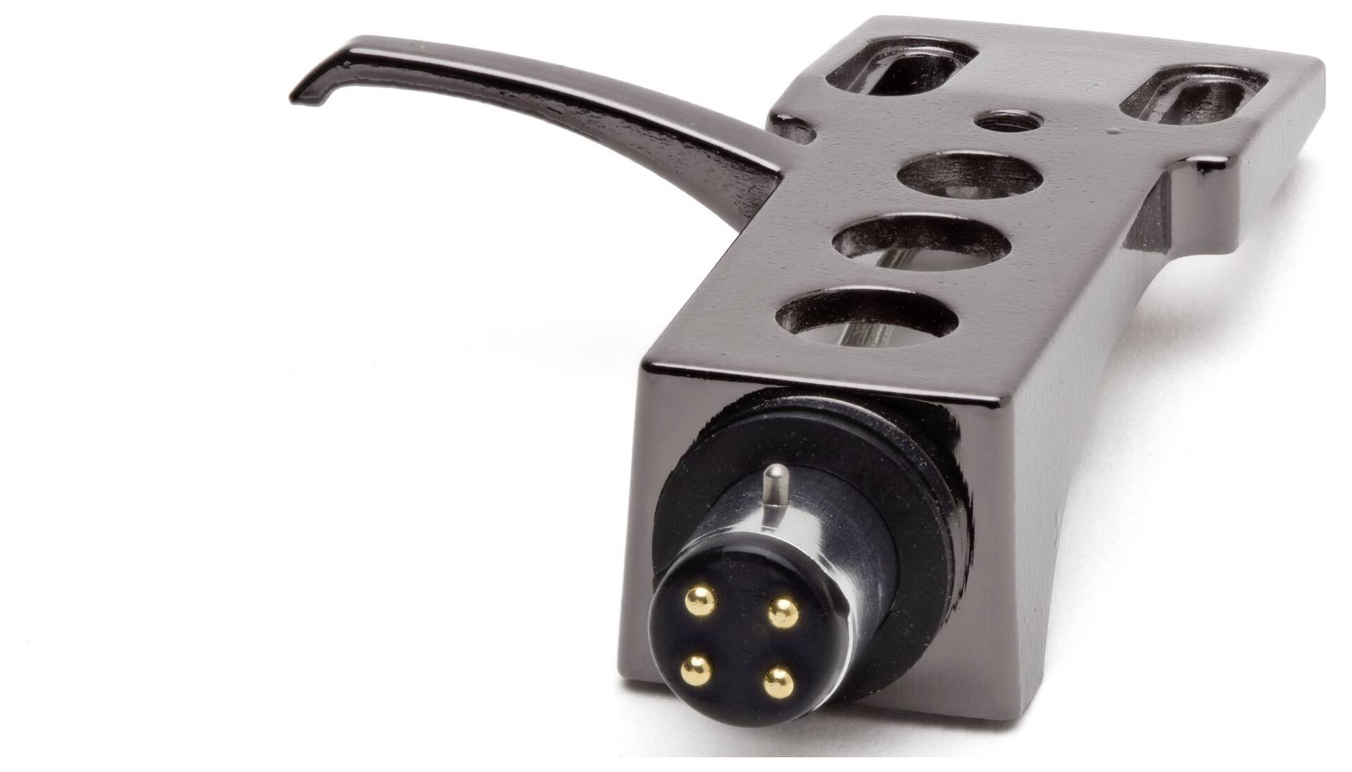 Tonabnehmer-Headshell mit Metalloberfläche, ausgestattet mit drei kreisrunden Aussparungen und einem Vier-Pin-Anschluss, gewinkelt für die Installation.