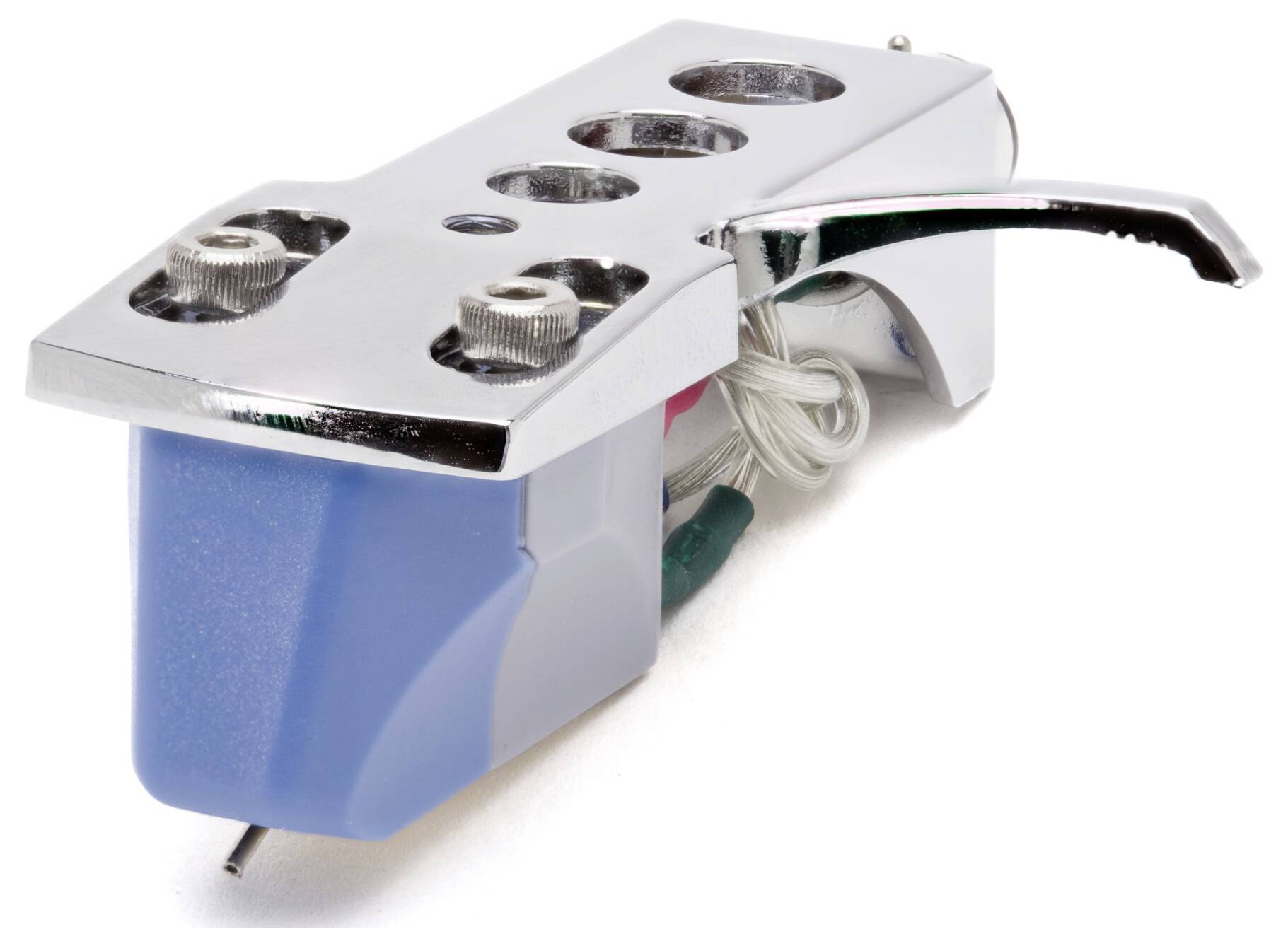 Eine metallische Phonoabtastnadel mit einem silbernen Kopfträger und einer blauen Nadel ist zu sehen, die zum Abspielen von Schallplatten auf einem Plattenspieler verwendet wird.