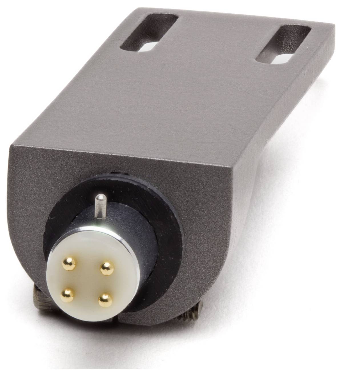 Nahaufnahme eines Headshell-Anschlusses mit vier Goldkontakten und einem Stabilisierungsstift, der zum Anbringen einer Plattenspieler-Tonabnehmereinheit verwendet wird.