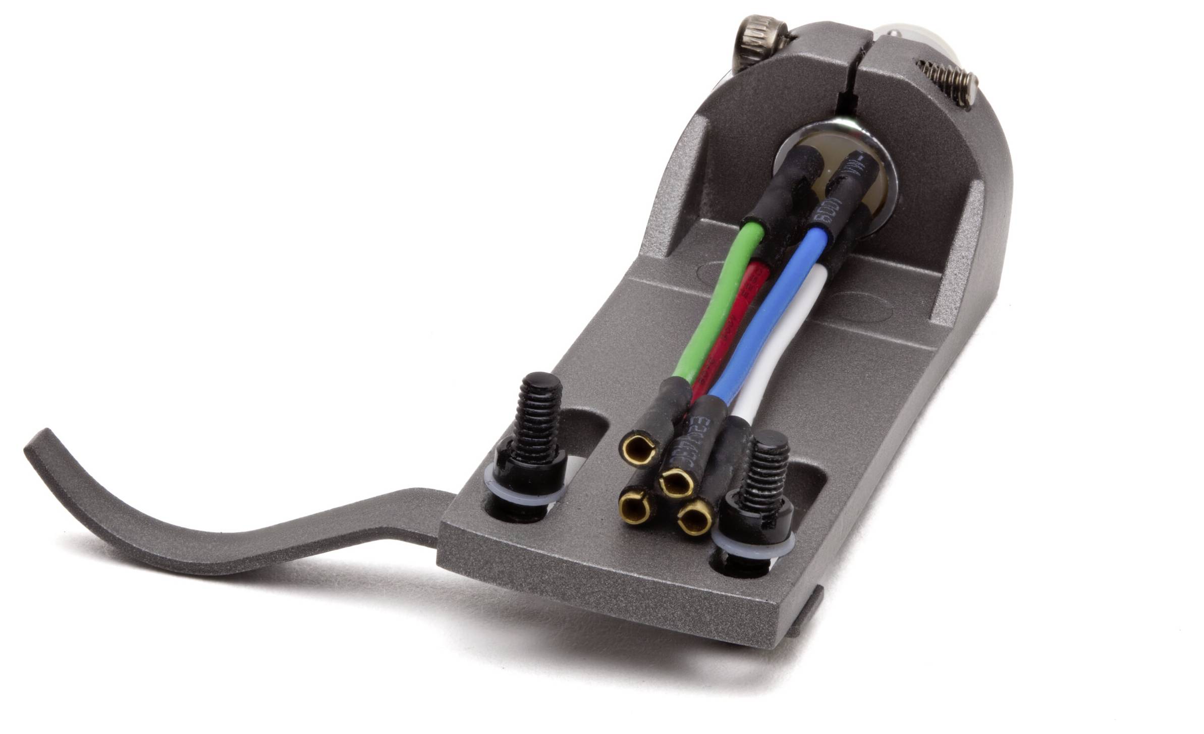 Nahaufnahme eines Phono-Headshells mit vier farbcodierten Kabeln.