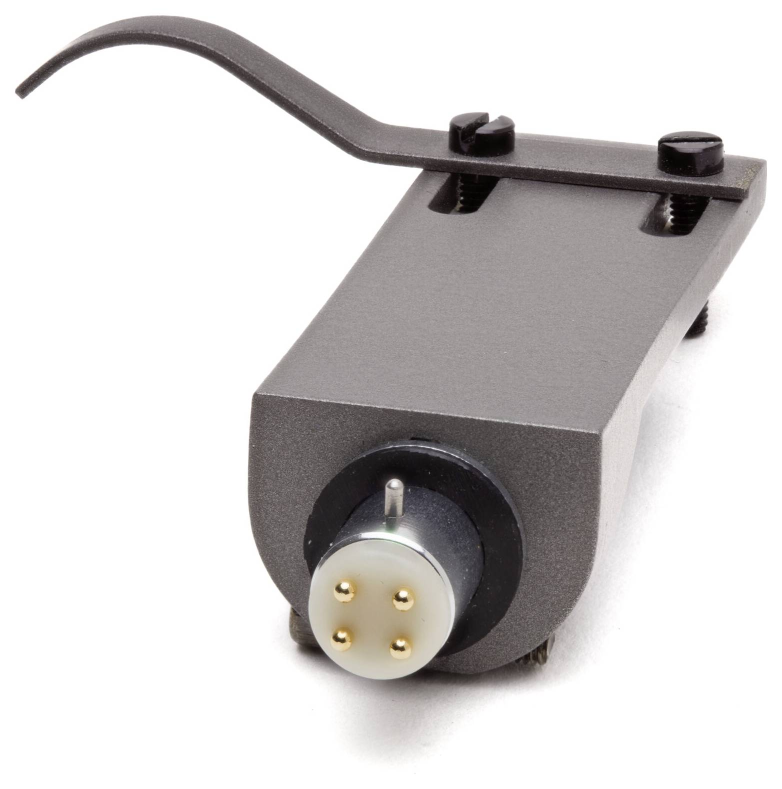 Ein Audio-Tonabnehmer-Headshell mit einem Metallhalter, ausgestattet mit einem Vier-Pin-Anschluss an der Vorderseite, konzipiert für den Einsatz in Plattenspieler.