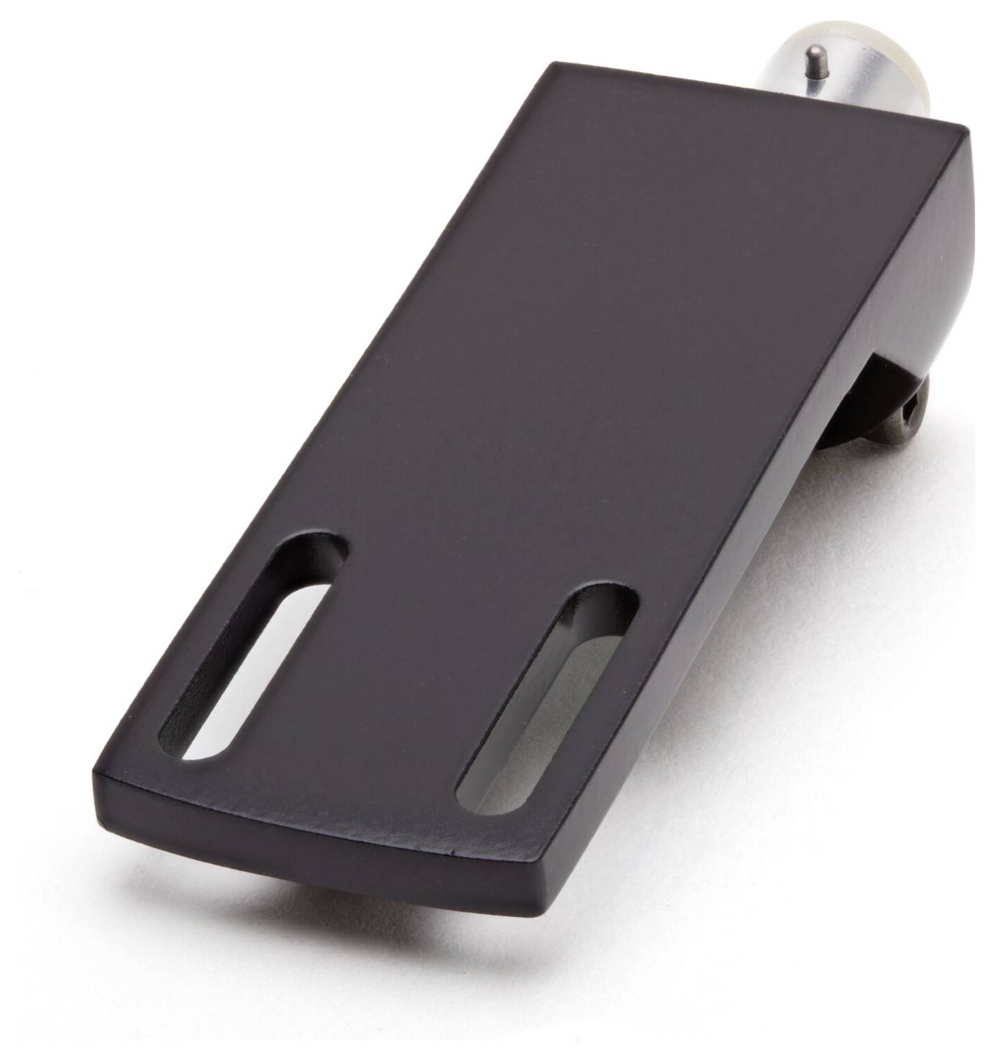 Eine schwarze, rechteckige Tonarmanheadshell mit zwei länglichen Schlitzen und einem Metallverbinder an einem Ende.