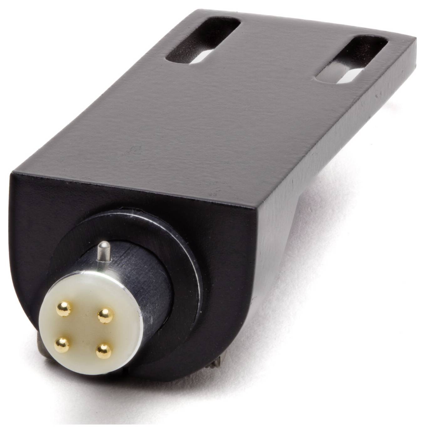 Schwarzer Tonarmpickup-Kopf mit vier goldenen Anschluss-Pins, in einer Nahaufnahme dargestellt.