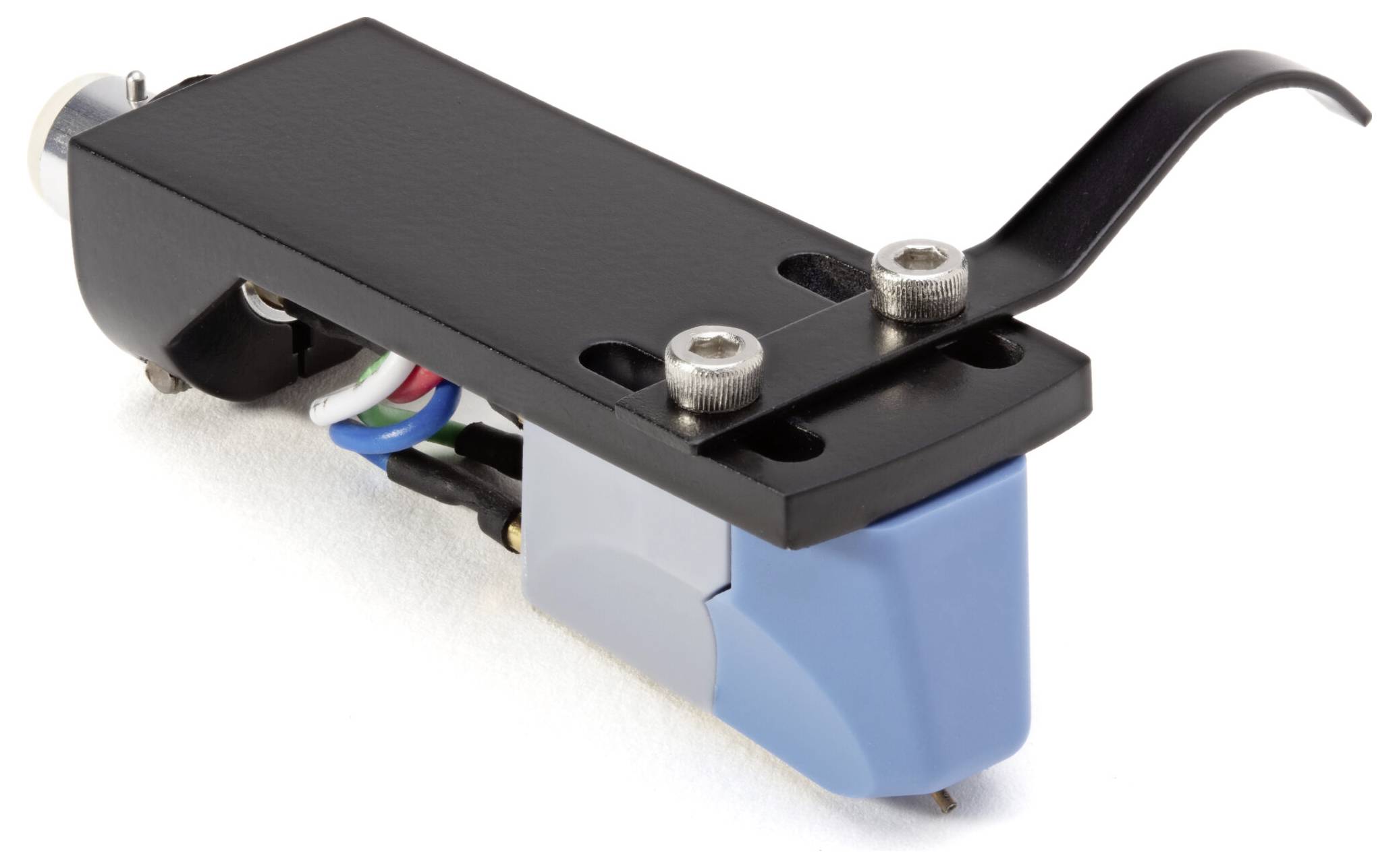 Eine schwarze Tonarmanheadshell mit angebrachter blauer Tonabnehmerpatrone, versehen mit Verbindungskabeln, wird vor einem weißen Hintergrund isoliert dargestellt.