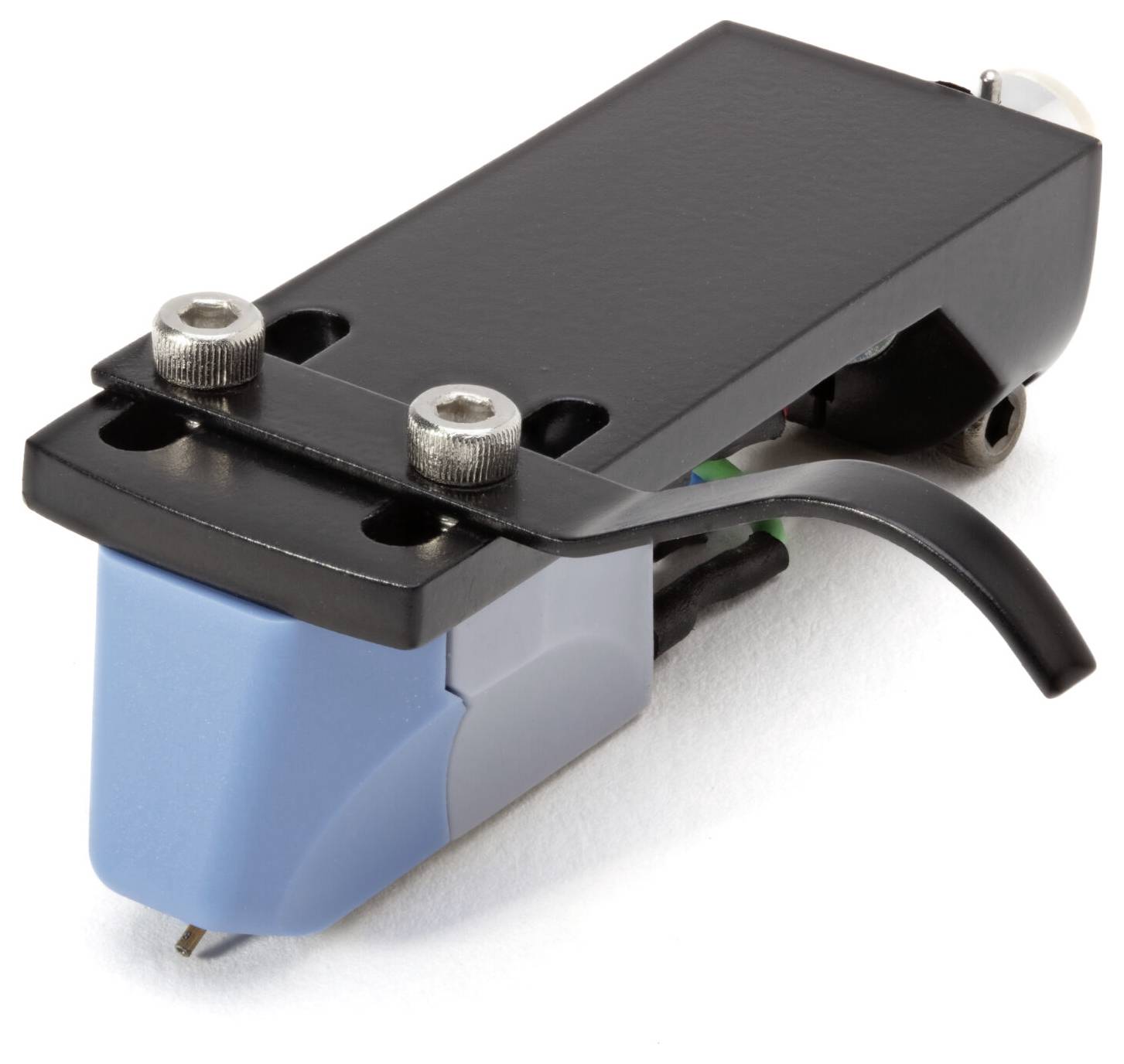 Ein Nahaufnahme-Bild einer schwarzen und blauen Plattenspieler-Tonabnehmereinheit mit zwei Schrauben oben und einer Nadel unten, die zum Abspielen von Schallplatten verwendet wird.